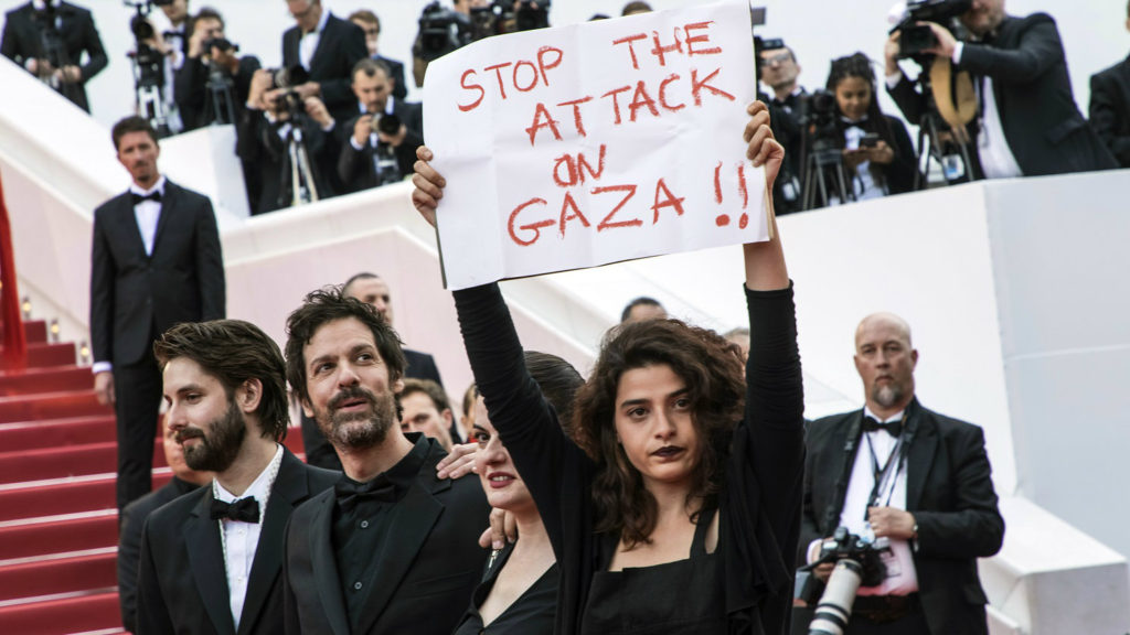 lebanese actress stop attack on gaza sign
