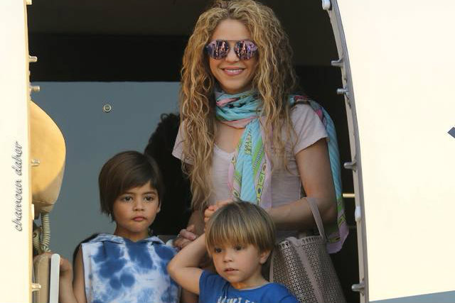 Shakira arrives with her two children Milan and Sasha. (Chamoun Daher/Cedars International Festival Facebook)